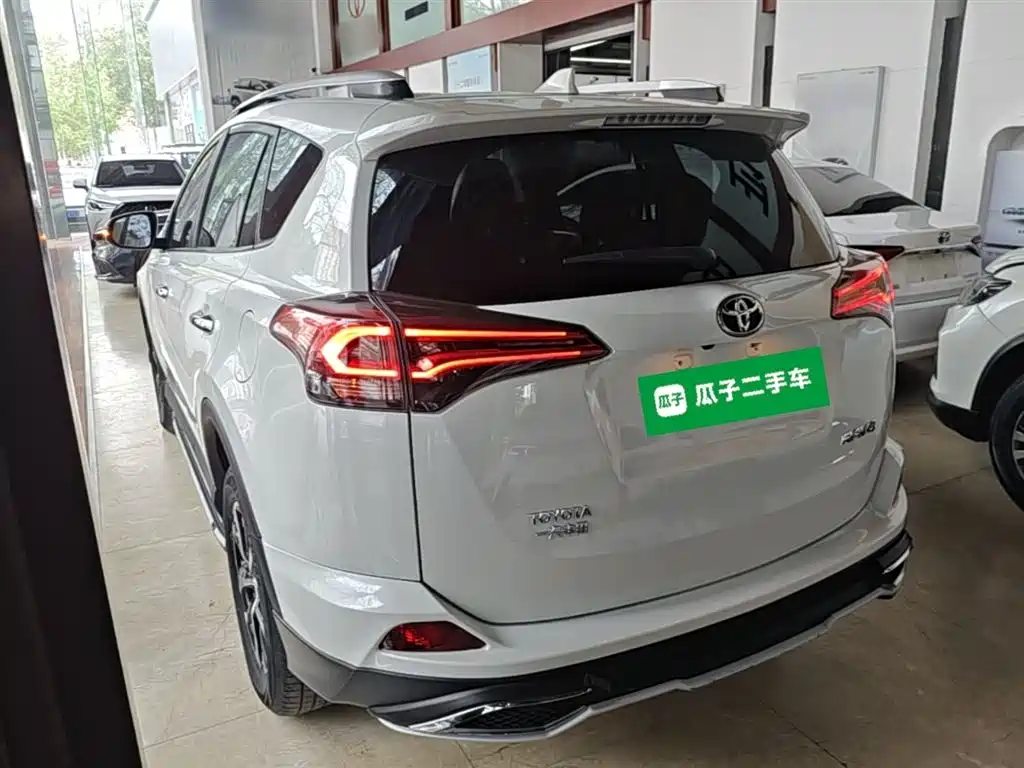 Toyota RAV4 2017 — фото 5