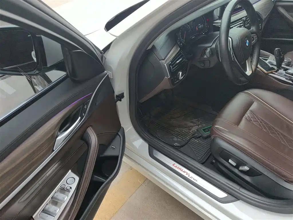 BMW 5 Series 2018 — фото 12