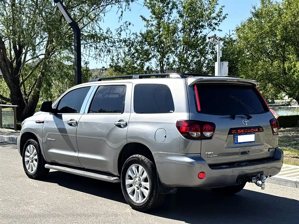 Toyota Sequoia 2013 — фото 14