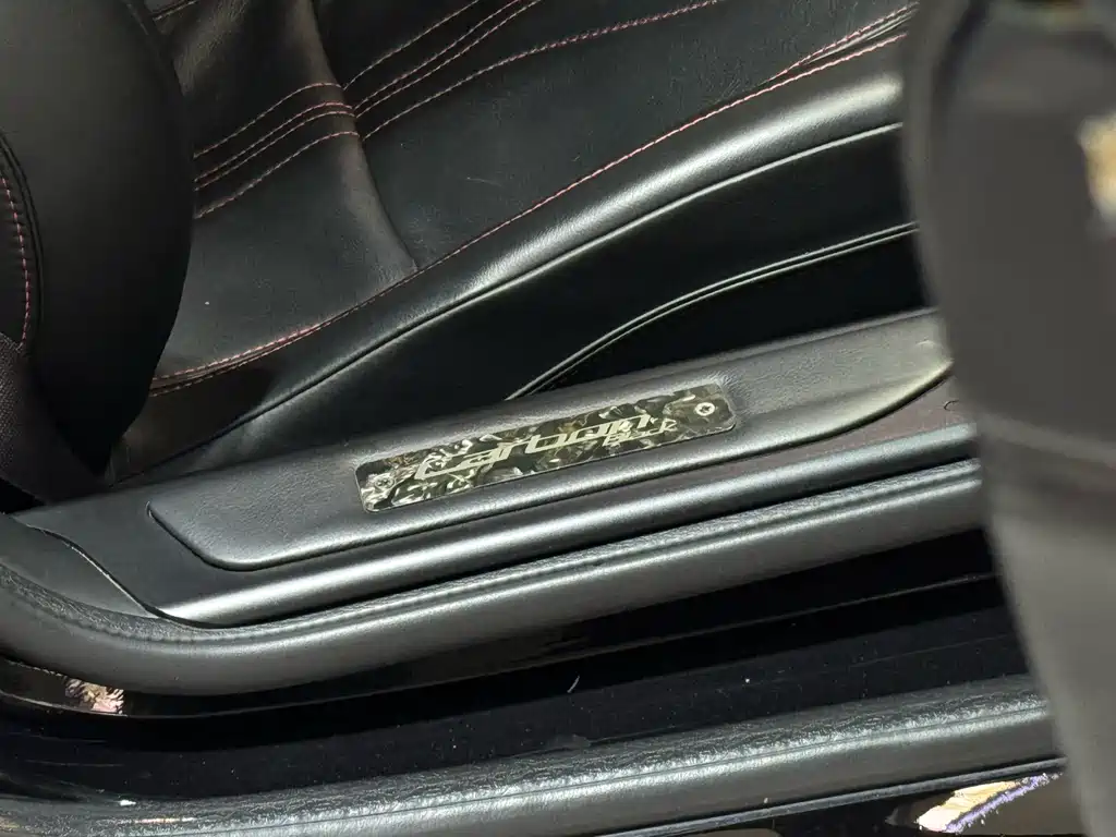 Aston Martin DB9 2015 — фото 21