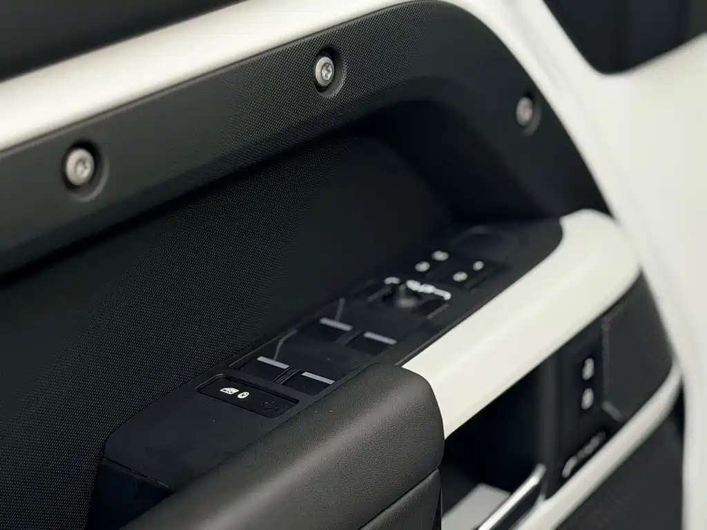 Land Rover Defender 2023 — фото 10