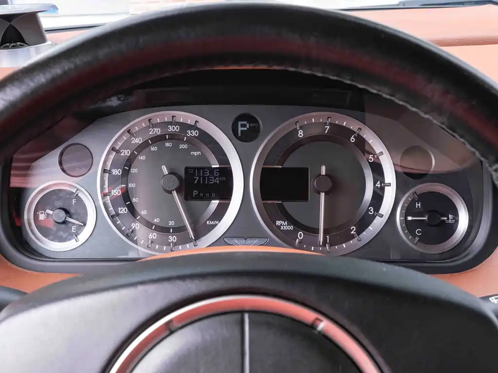 Aston Martin Rapide 2011 — фото 18