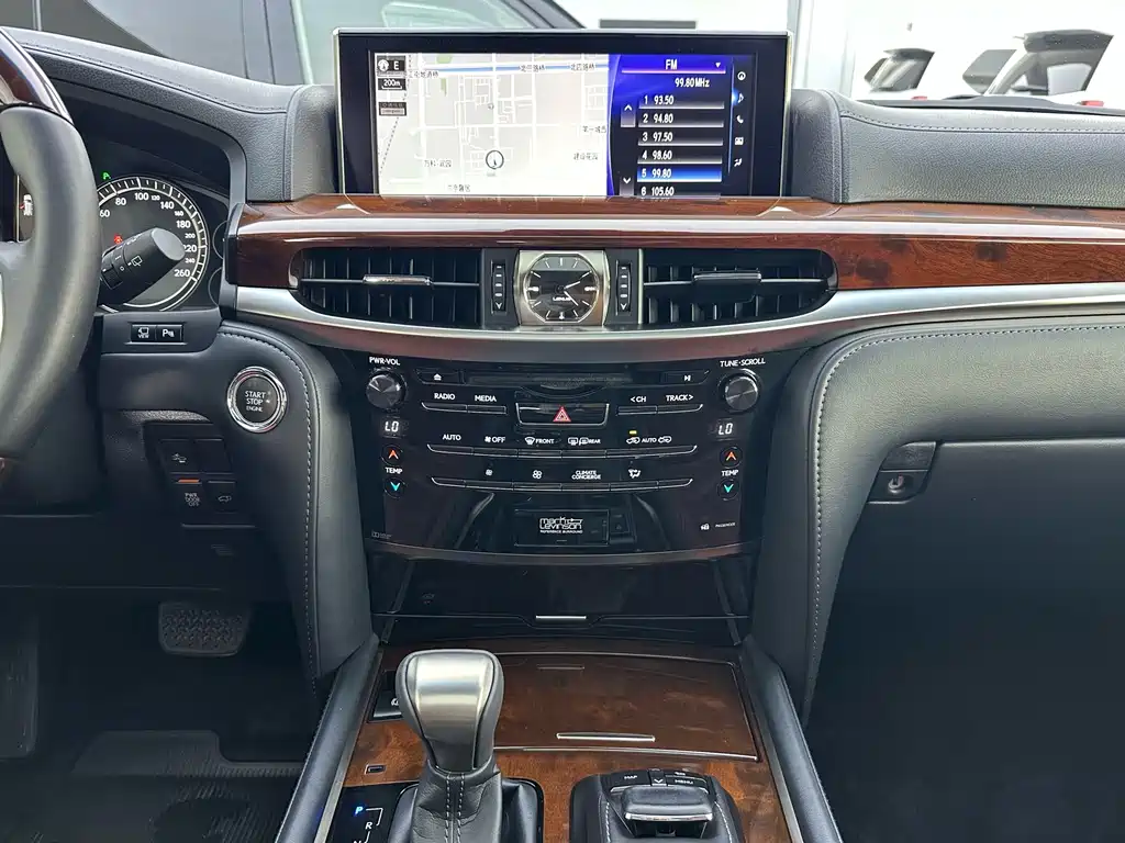 Lexus LX 2018 — фото 16