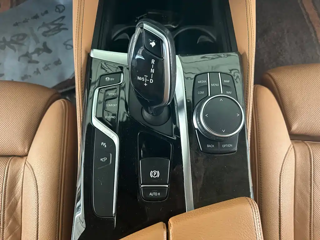 BMW 5 Series 2019 — фото 26