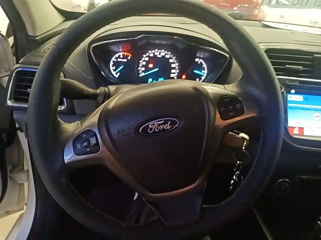 Ford Escort 2018 — фото 11