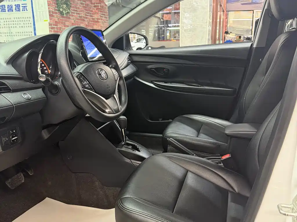 Toyota Yaris L 2022 — фото 12