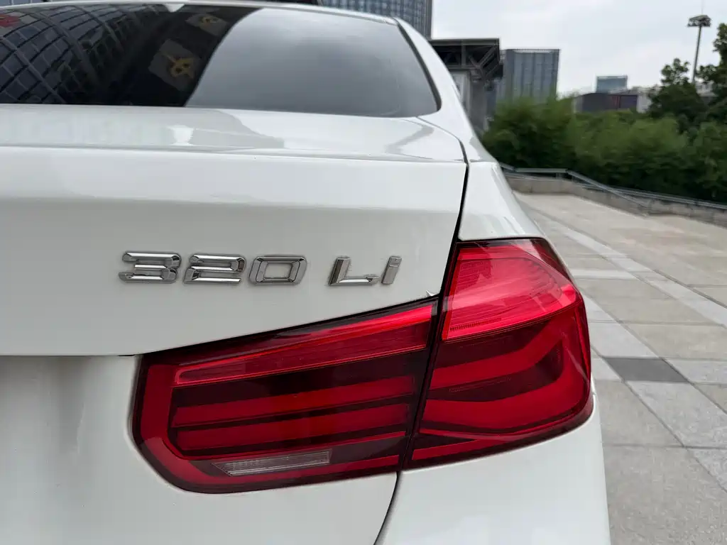 BMW 3 Series 2018 — фото 10