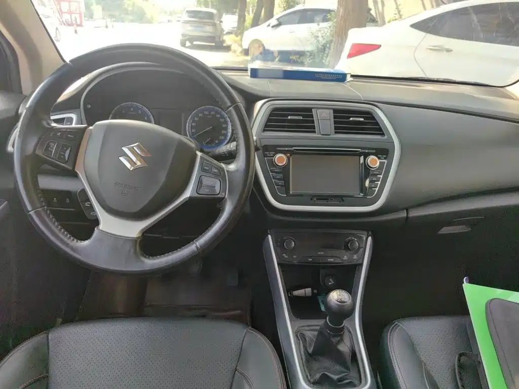 Suzuki S-Cross 2015