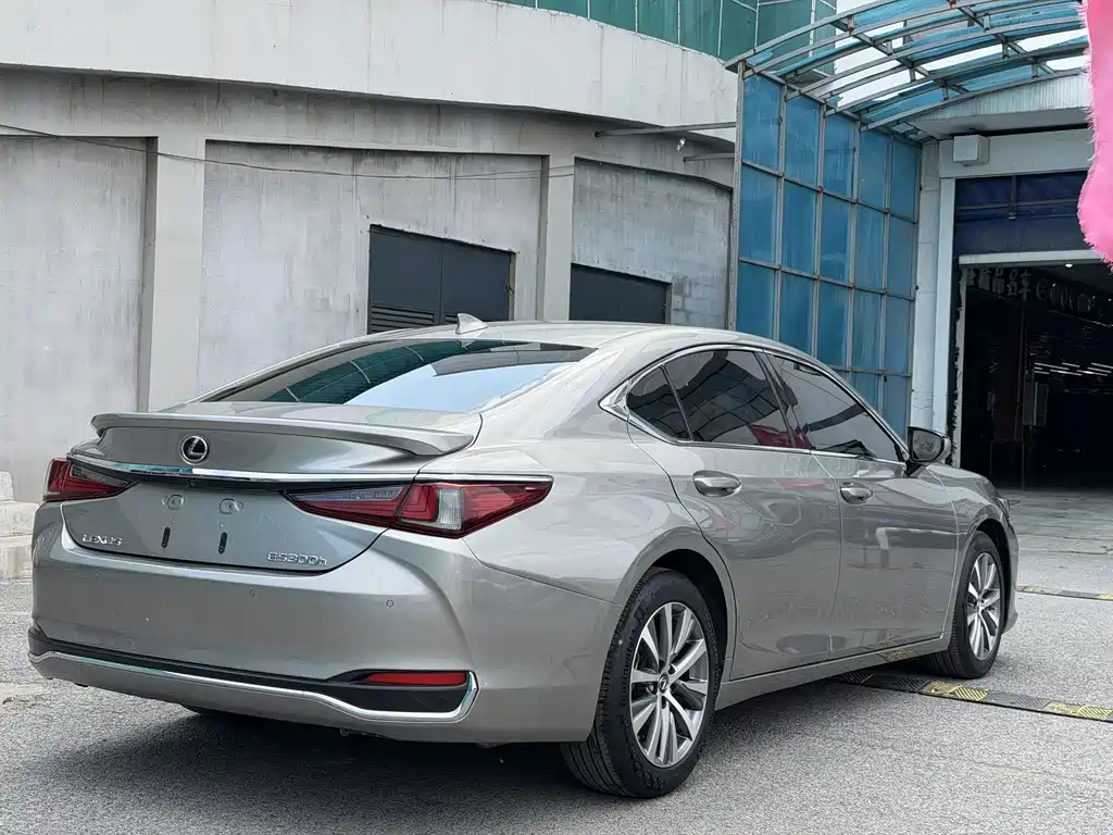 Lexus ES 2018 — фото 5