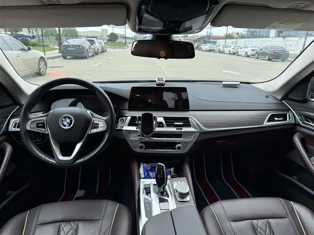 BMW 5 Series New Energy 2019 — фото 8