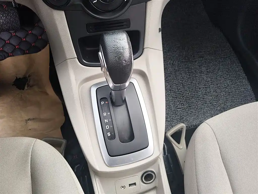 Ford Fiesta 2014 — фото 10