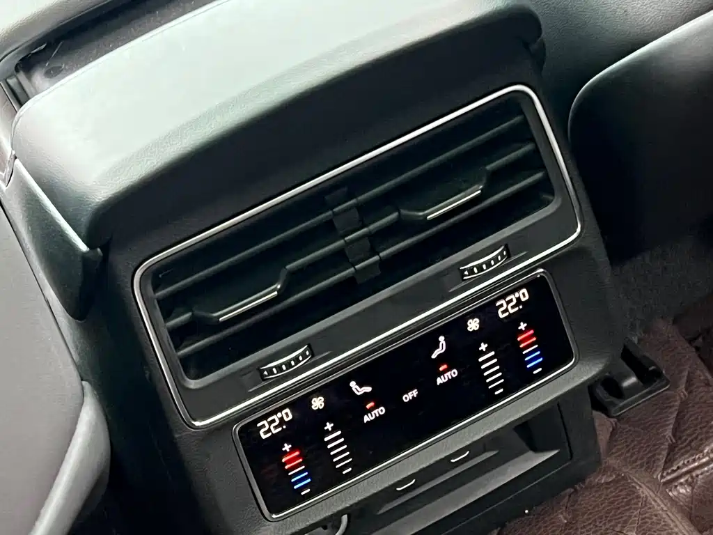 Audi Q8 2023 — фото 20