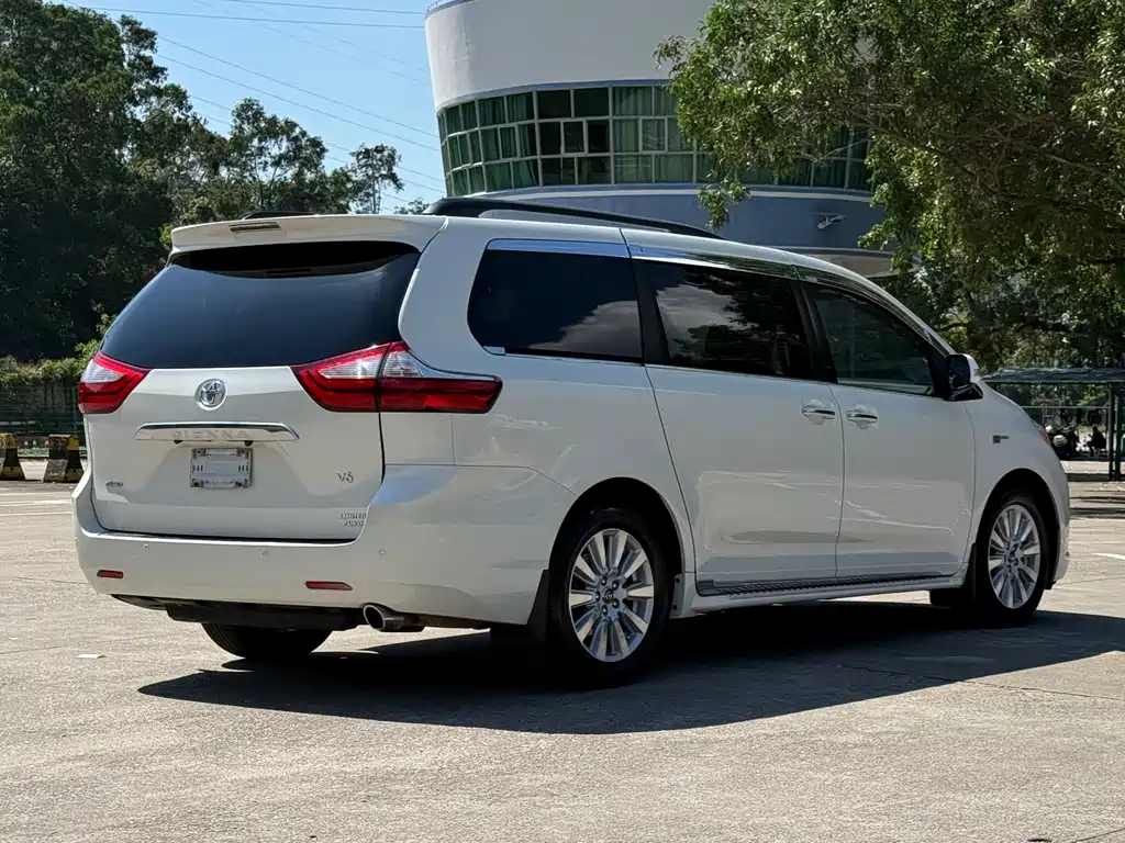 Toyota Sienna 2017 — фото 5