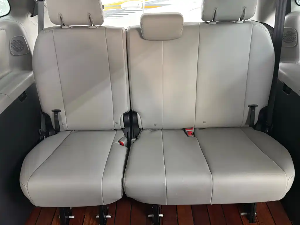 Toyota Sienna 2017 — фото 14