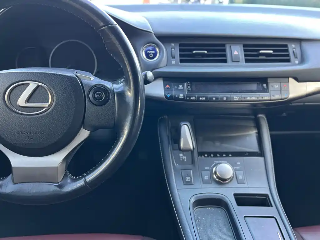 Lexus CT 2018 — фото 11