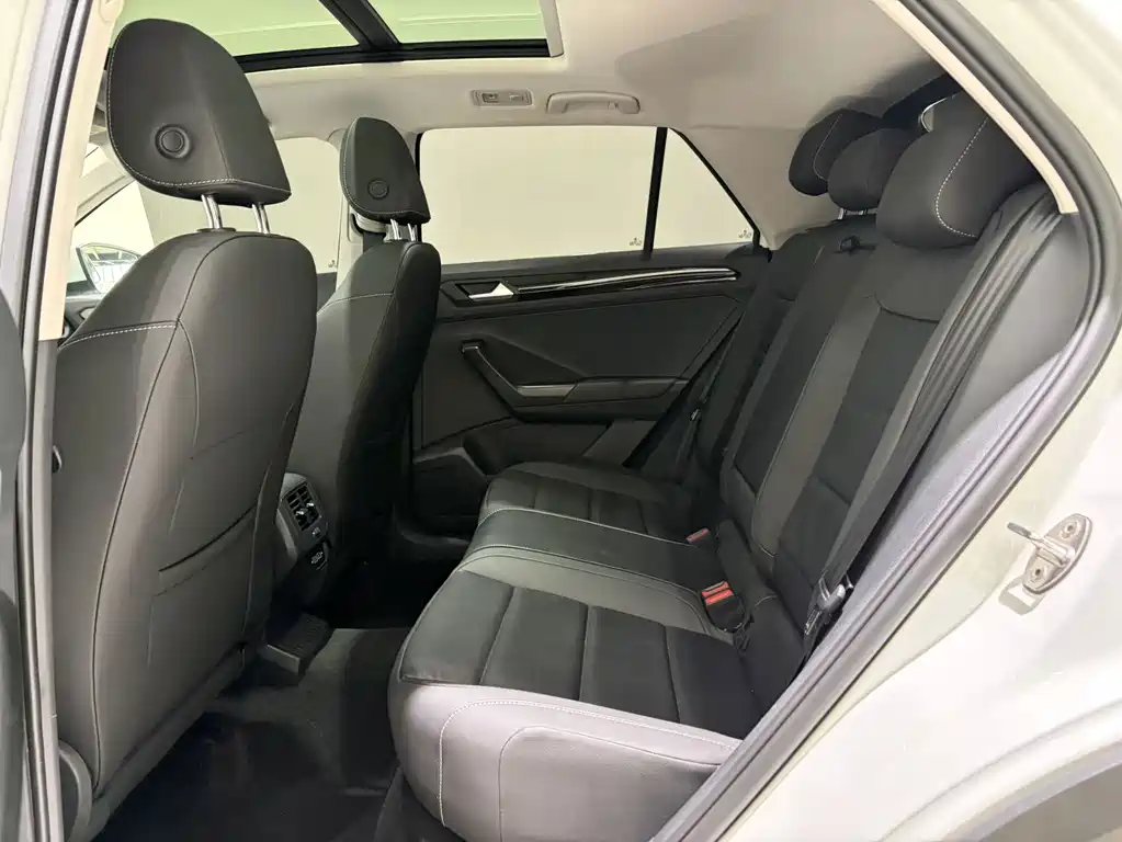 Volkswagen T-Roc 2023 — фото 13