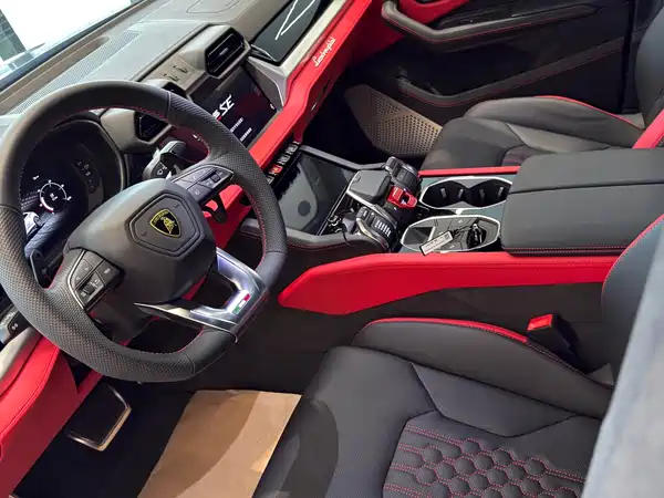 Lamborghini Urus SE 2025