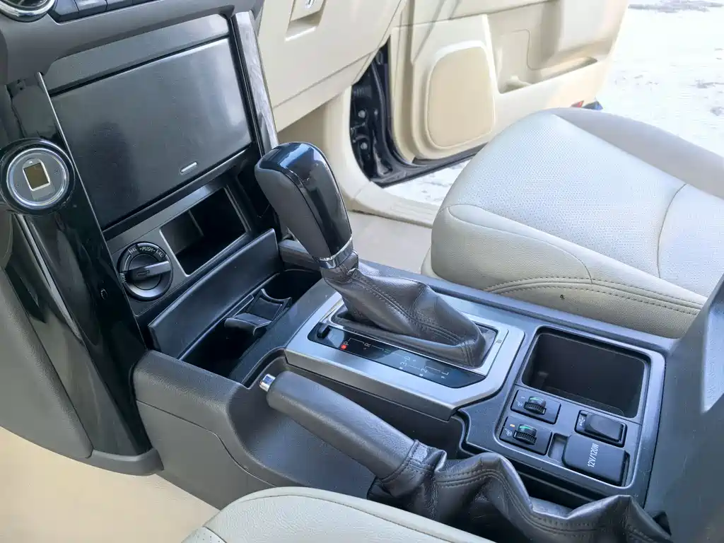 Toyota Prado 2014 — фото 10