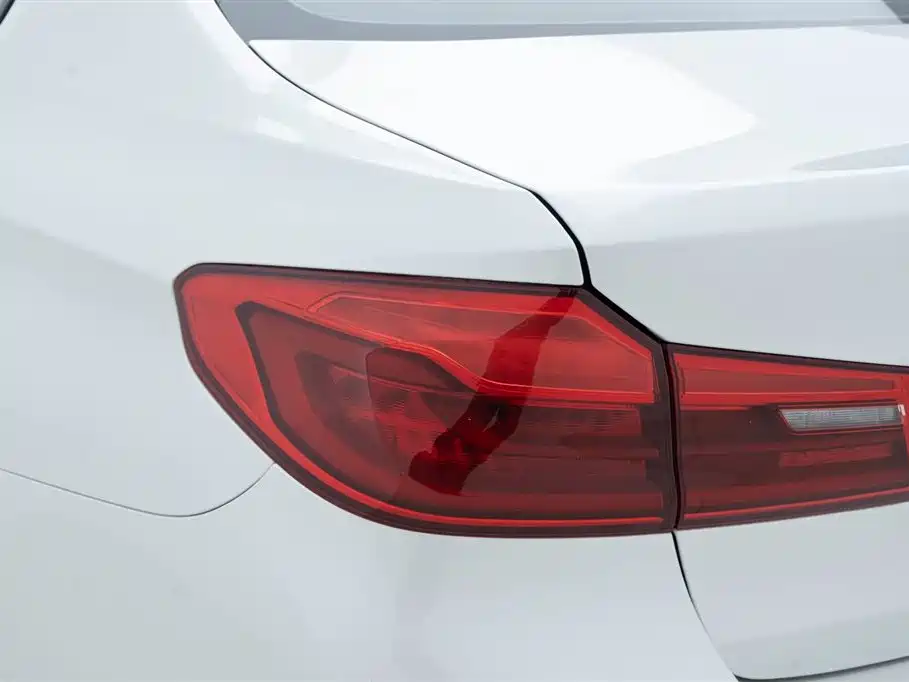 BMW 5 Series 2017 — фото 12