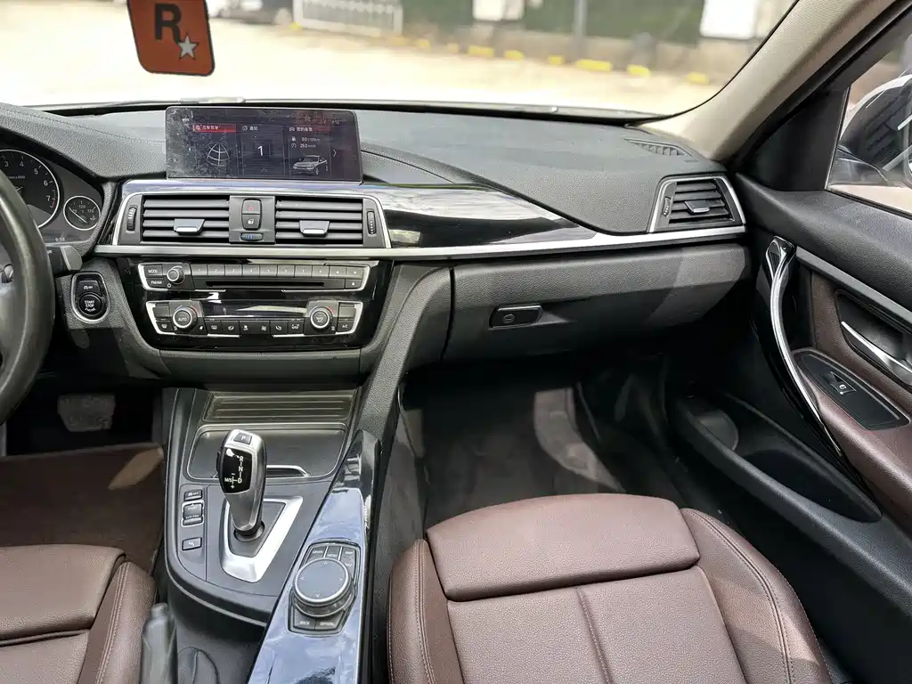 BMW 3 Series 2018 — фото 13