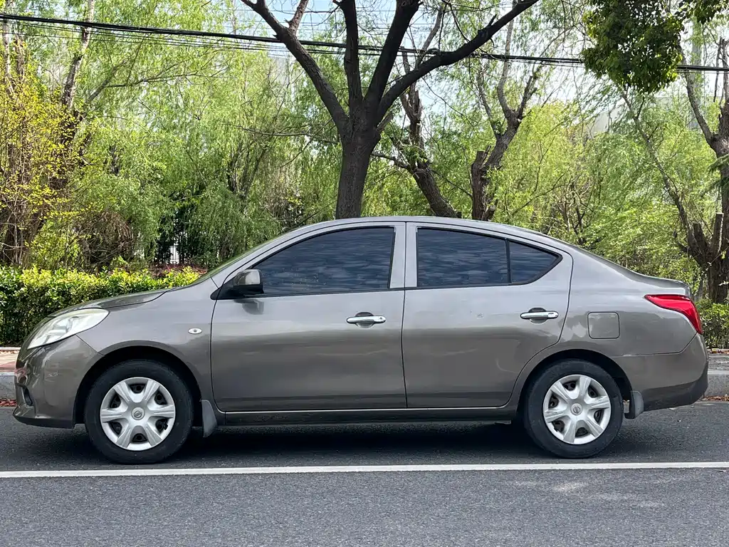 Nissan Sunny 2012