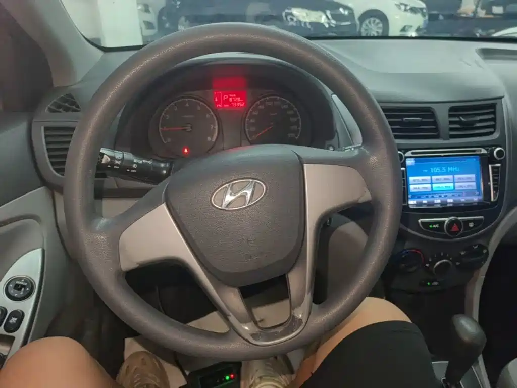 Hyundai Accent 2015 — фото 11