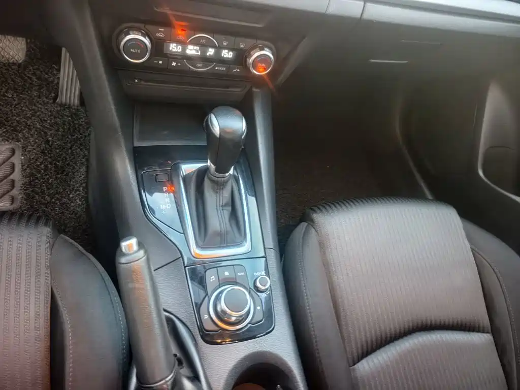 Mazda 3 Axela 2016 — фото 18