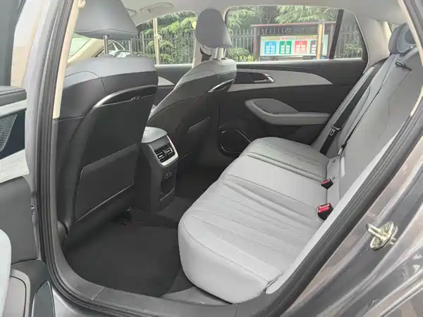 Hongqi H5 PHEV 2025