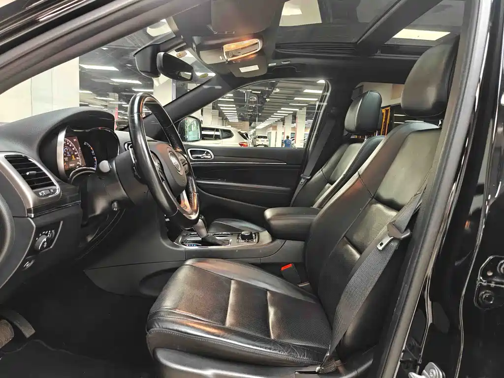 Jeep Grand Cherokee 2020 — фото 13