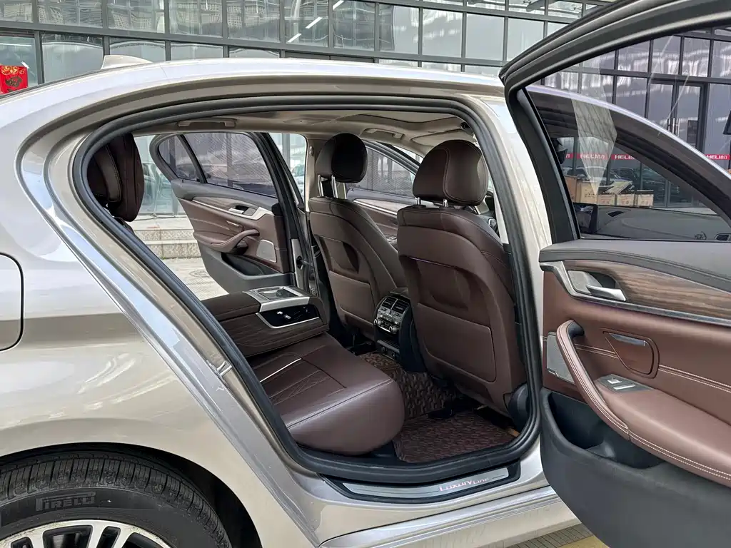 BMW 5 Series 2018 — фото 17