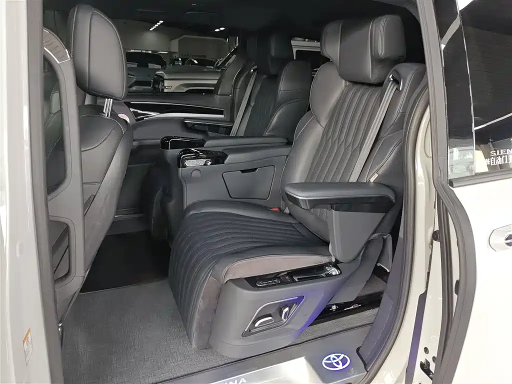 Toyota Sienna 2024 — фото 17