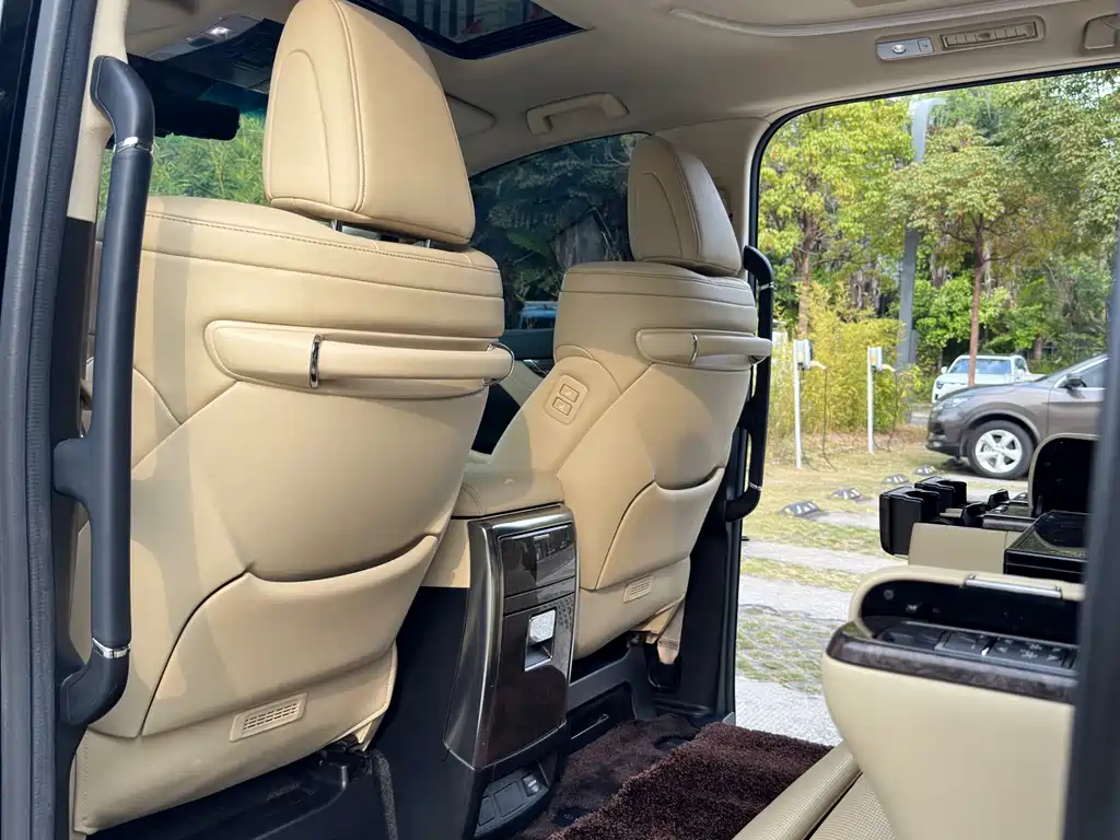 Toyota Alphard 2021 — фото 22