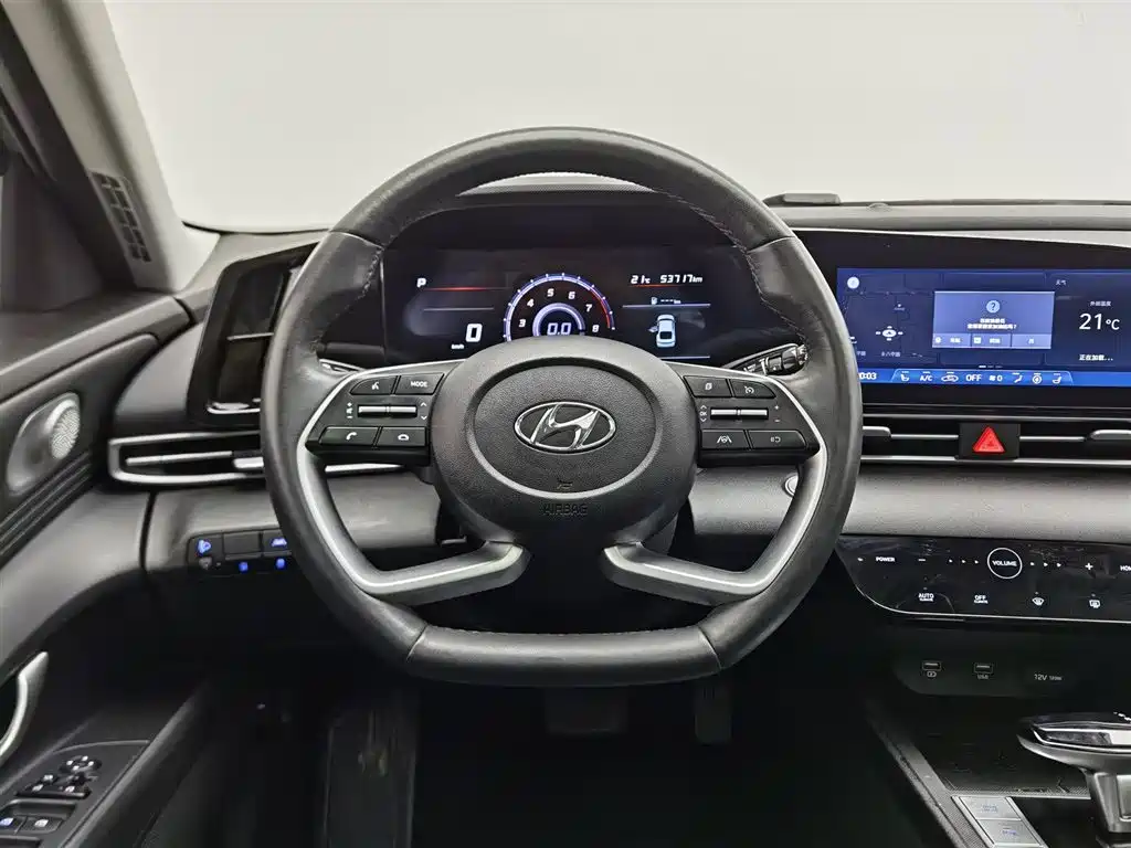 Hyundai Elantra 2023 — фото 11