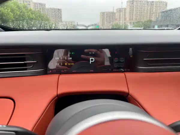Hongqi HS6 PHEV 2025