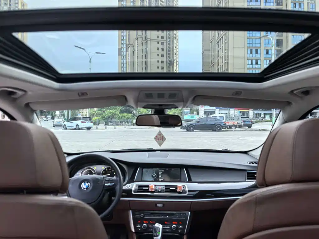 BMW 5 Series GT 2011 — фото 10
