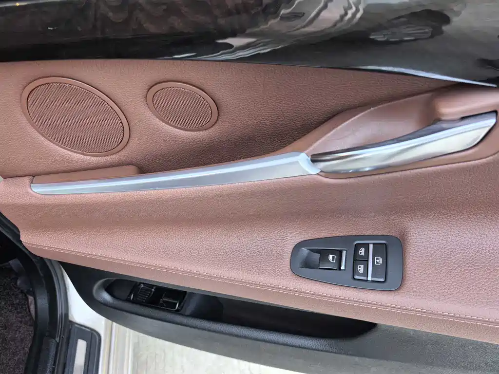 BMW 5 Series GT 2011 — фото 14