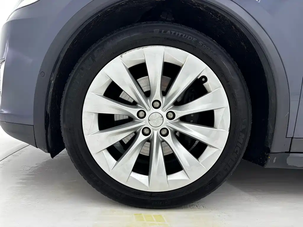 Tesla Model X 2018 — фото 13