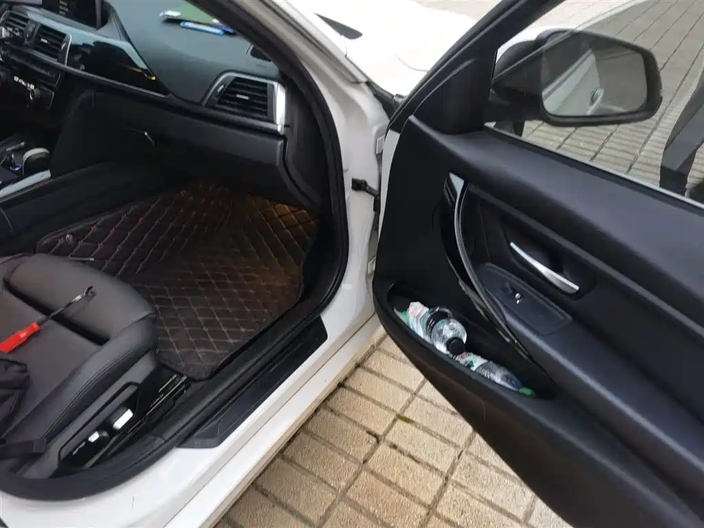 BMW 3 Series 2018 — фото 19