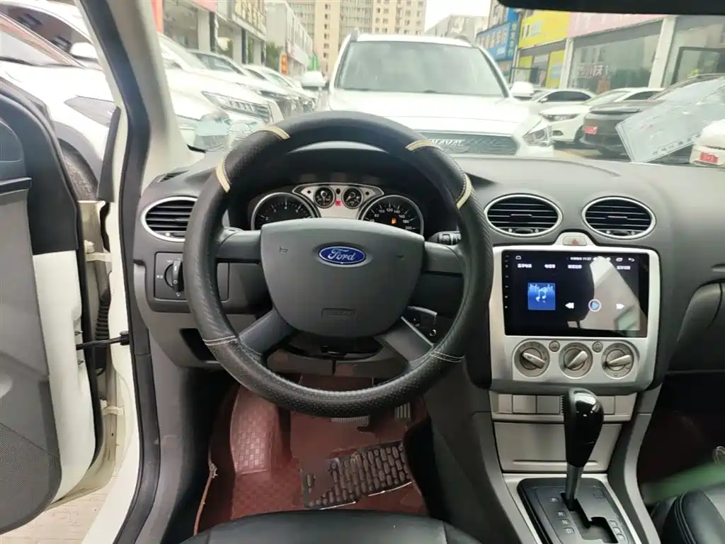Ford Focus 2014 — фото 11