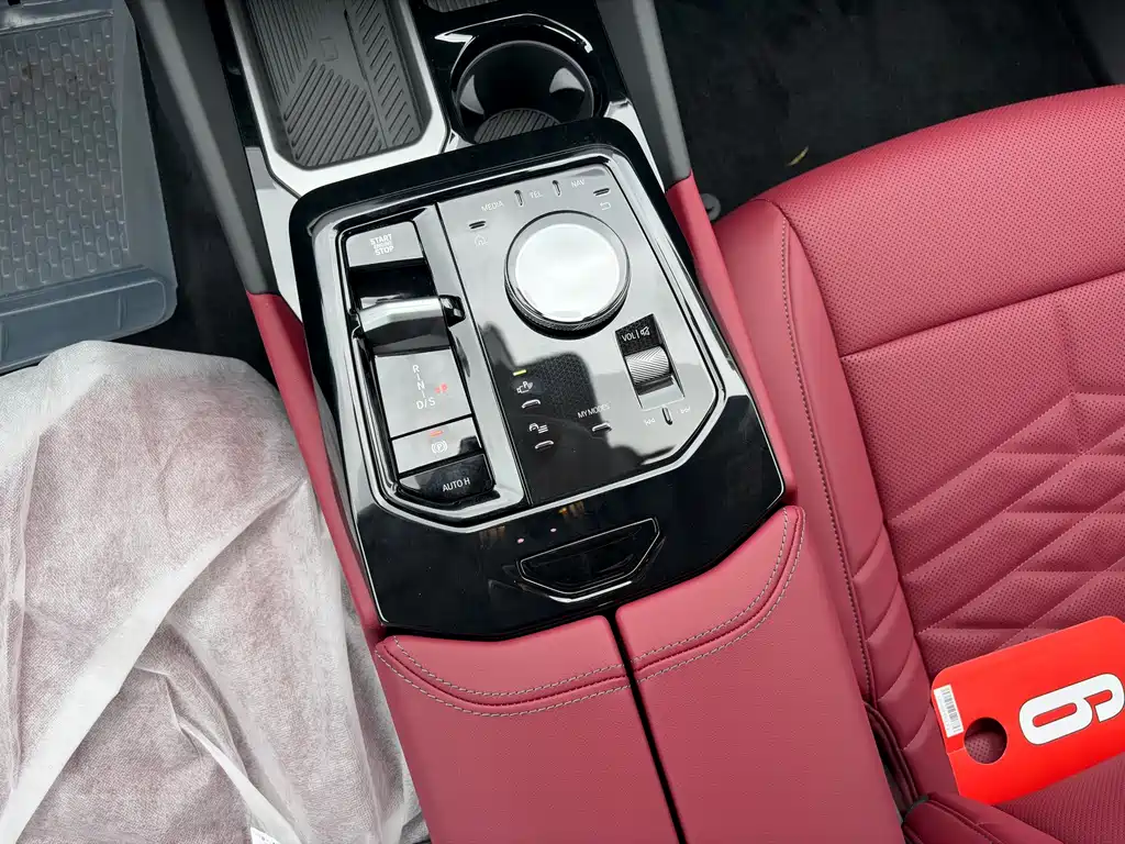 BMW 5 Series 2025 — фото 10