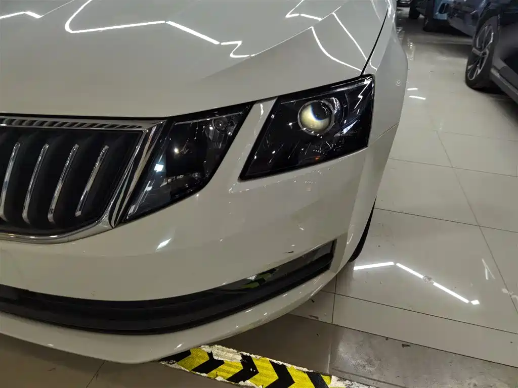 Skoda Octavia 2023 — фото 18