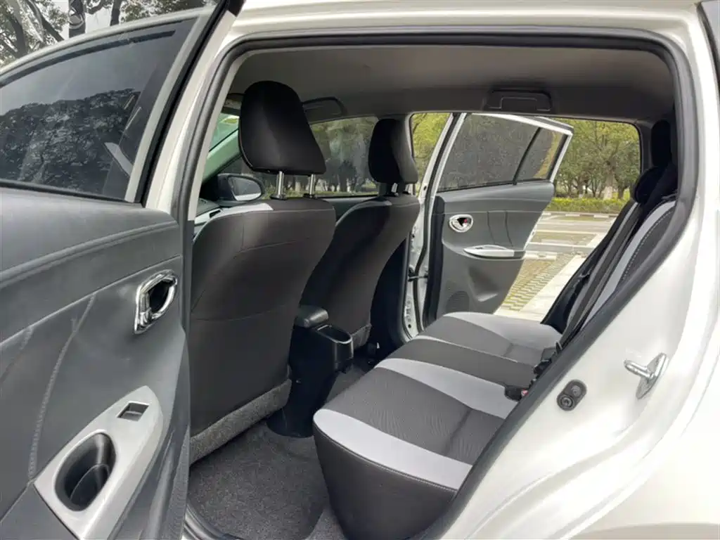 Toyota Yaris L 2021 — фото 15