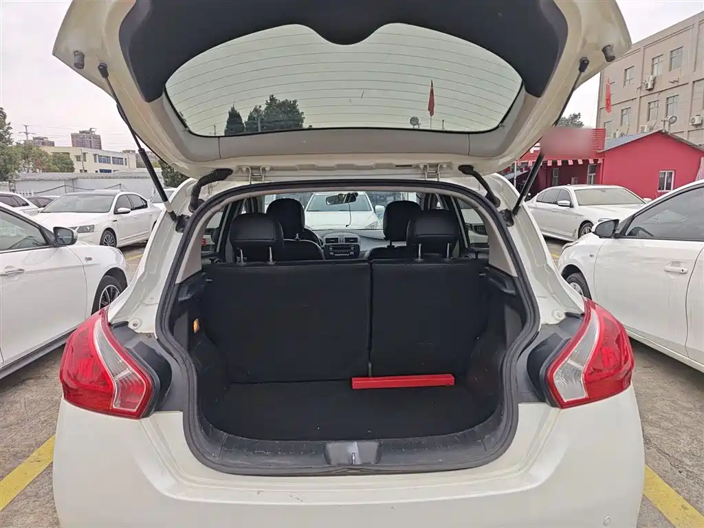 Nissan Tiida 2015 — фото 19