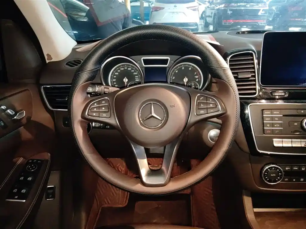Mercedes-Benz GLE 2017 — фото 11
