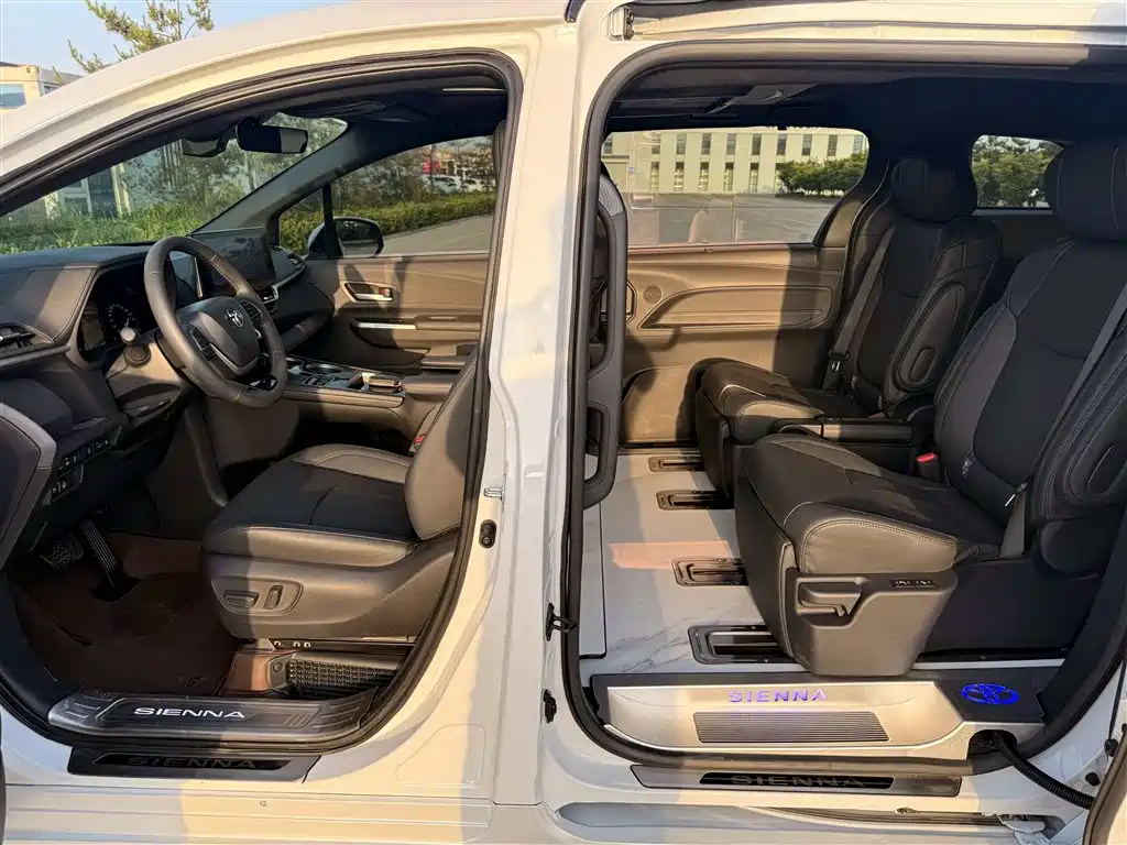 Toyota Sienna 2023 — фото 12