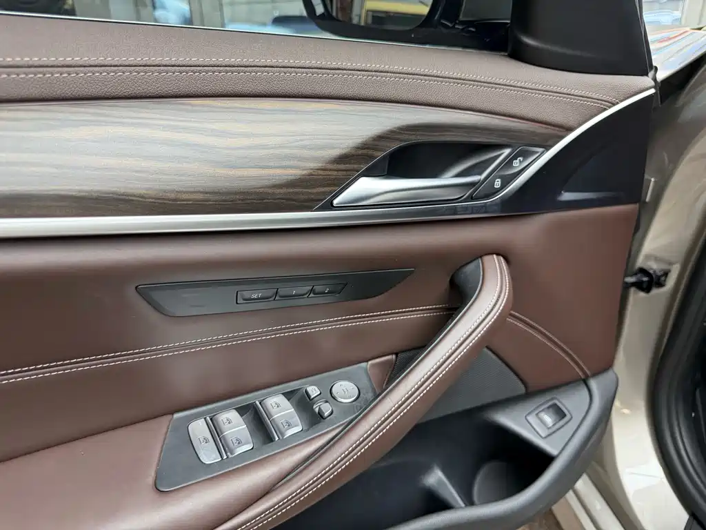 BMW 5 Series 2020 — фото 10