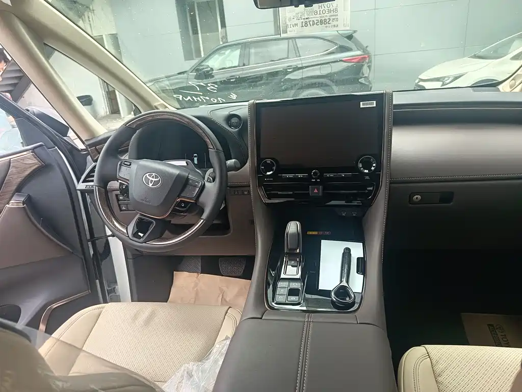 Toyota Alphard — фото 15
