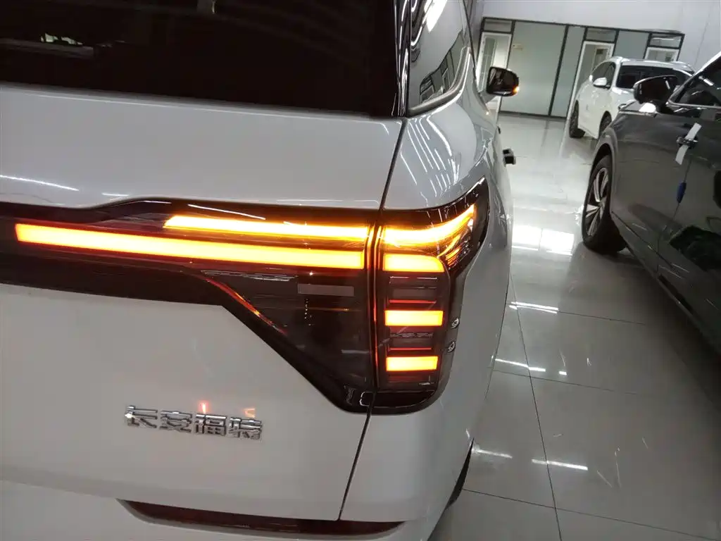 Ford Edge 2023 — фото 24