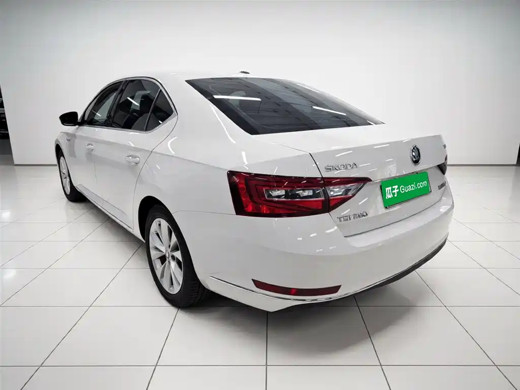 Skoda Superb 2019 — фото 25