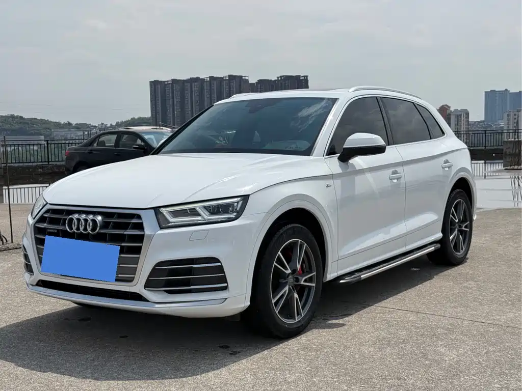 Audi Q5L 2020 — фото 1